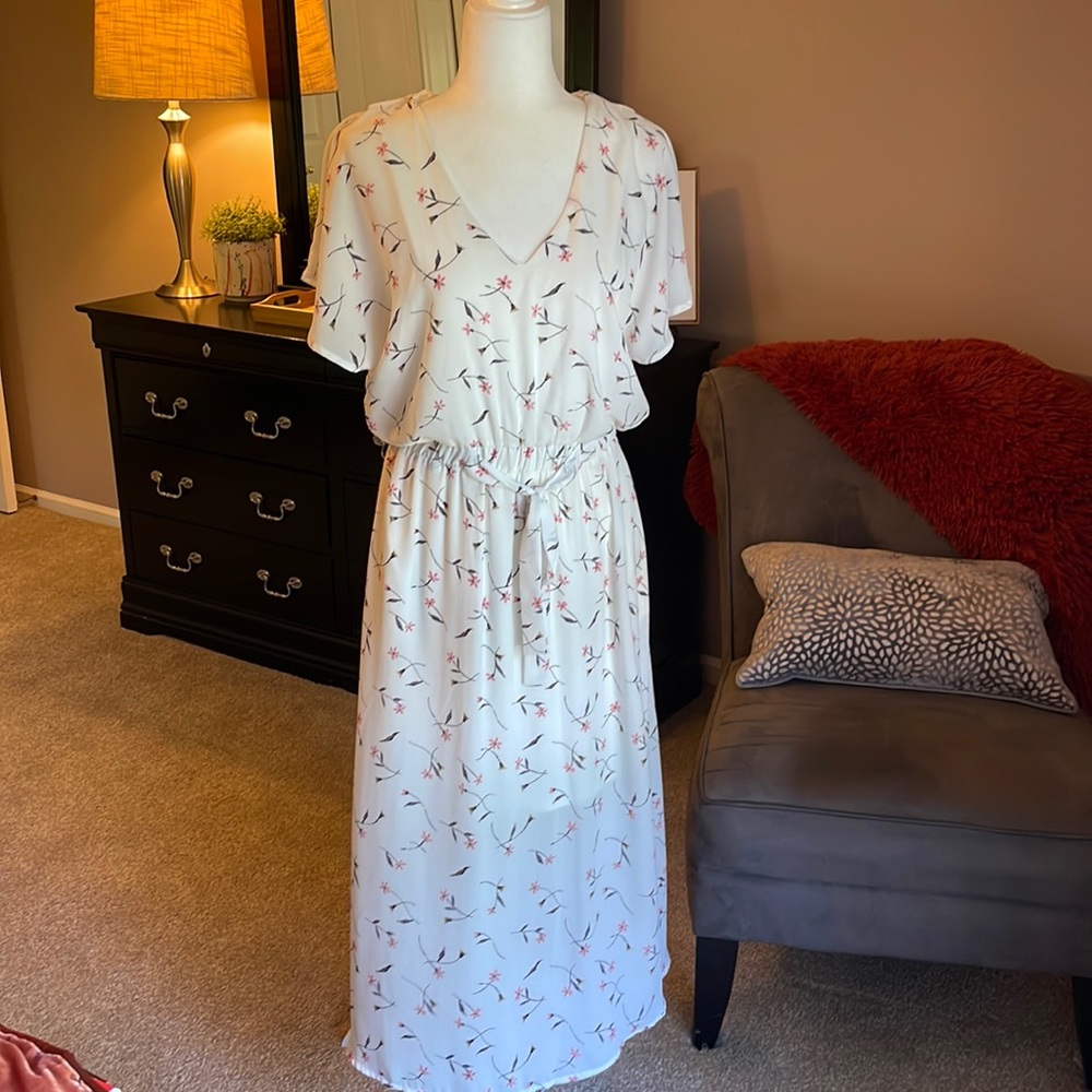 Summer breezy in this cute floral dress with pockets